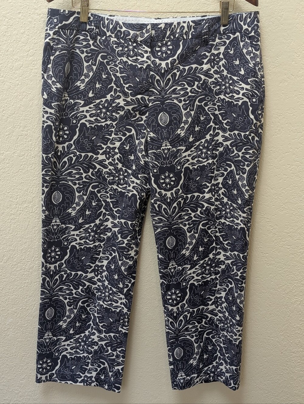Lands End cropped straight leg Hawaiian blue/white floral print pants. Size 14 - Picture 8 of 9